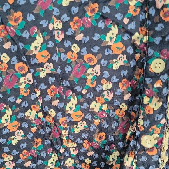 Floral Button-Up Blouse - Picture 3 of 9